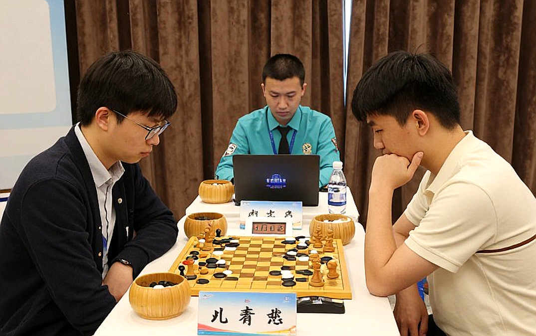 Carlsen gọi Sindarov là ứng viên rõ ràng, nhưng để ngỏ 'trần năng lực' của Gukesh